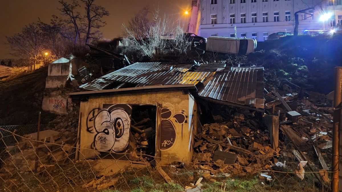 Obrazem: Utržený svah v Praze s sebou vzal budovu i okolo stojící auta